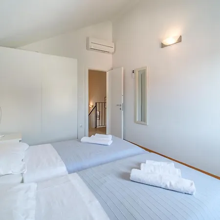 Bay, Heated Pool, 8 Persons
