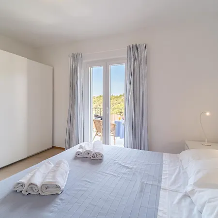 Heated Pool Villa, Sea View, 4 Bedrooms, Near Beach, Bay Milna (Brac)