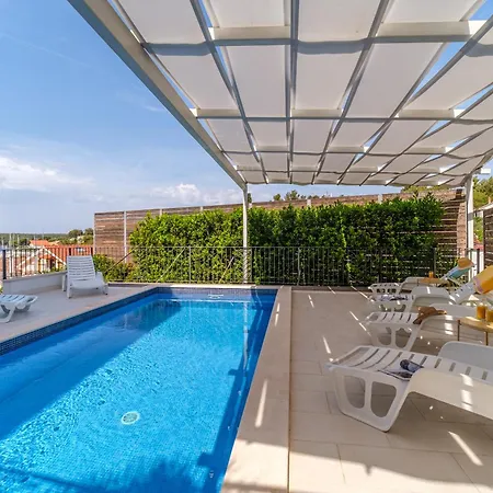 Villa Bay, Heated Pool, 8 Persons *