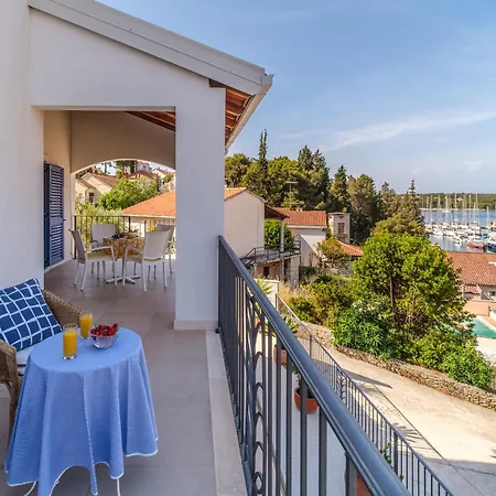 Heated Pool Villa, Sea View, 4 Bedrooms, Near Beach, Bay Villa Milna (Brac)