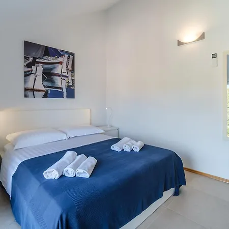 Bay, Heated Pool, 8 Persons