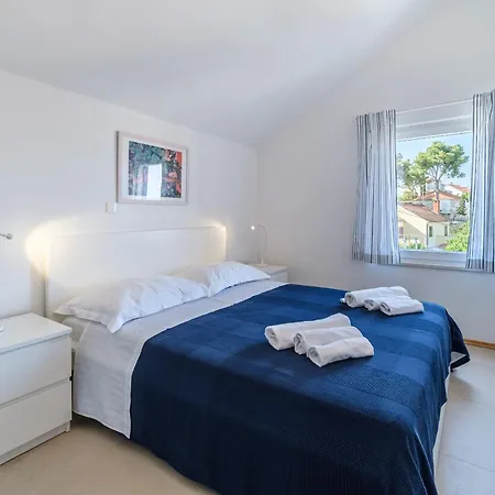 Heated Pool Villa, Sea View, 4 Bedrooms, Near Beach, Bay Villa Milna (Brac)