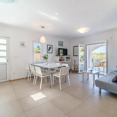 Bay, Heated Pool, 8 Persons