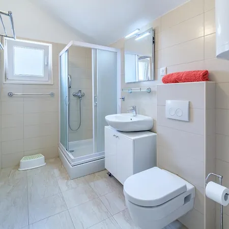 Bay, Heated Pool, 8 Persons *