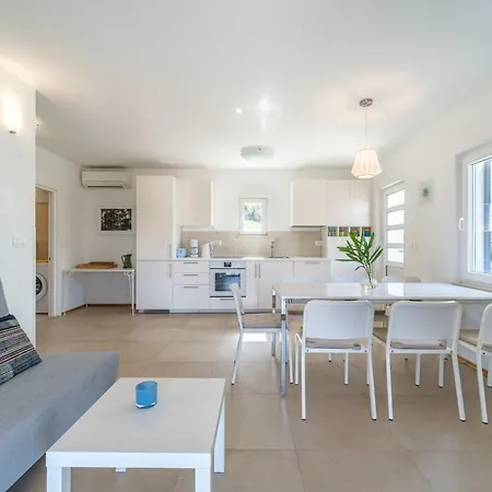 Bay, Heated Pool, 8 Persons
