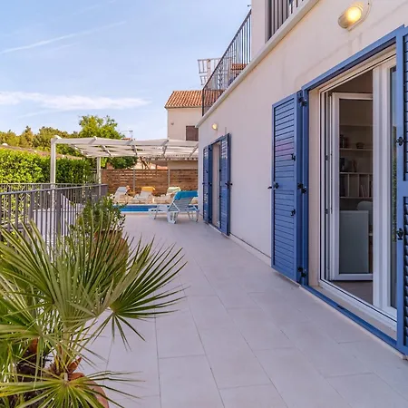 Bay, Heated Pool, 8 Persons *